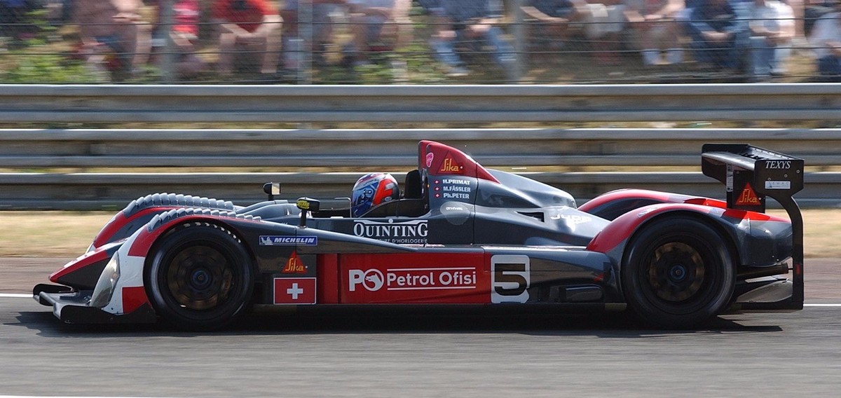 voiture de course sponsorisée par Quinting